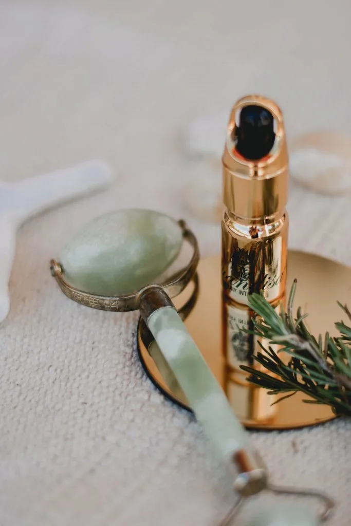 how to use jade facial roller