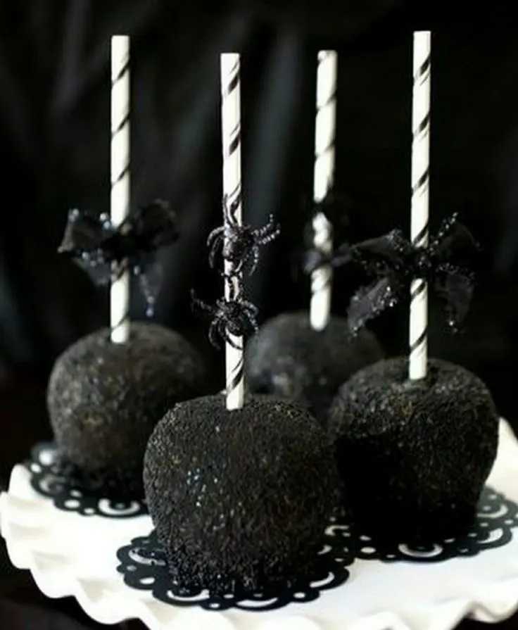 Wednesday Addams Cake #blackcake #gothcake #addamsfamily #wednesdayaddamsparty #wednesdayaddamscakepops