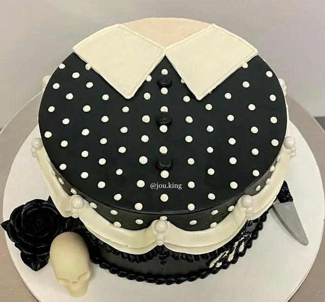 Wednesday Addams Cake #blackcake #gothcake #addamsfamily #wednesdayaddamsparty