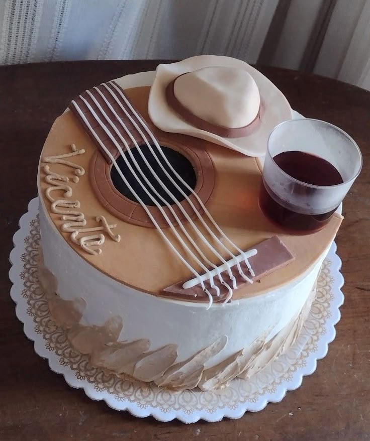 Pastel guitarra y vino