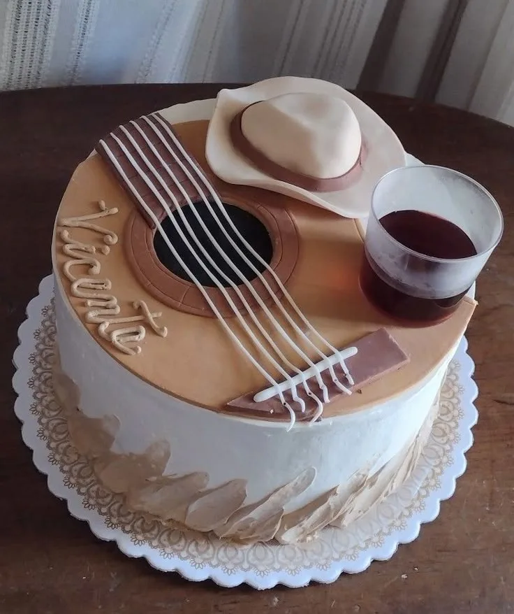 Pastel guitarra y vino