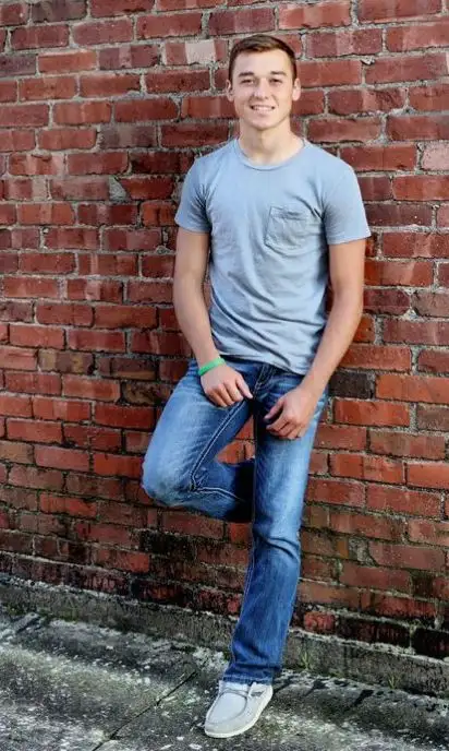 senior pic brickwall